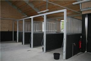 paardenstands voorzijde gecoat